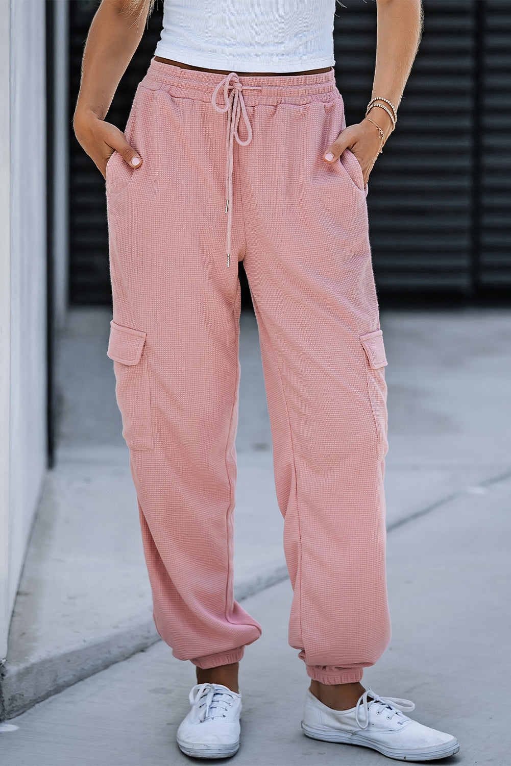 Pantaloni jogger con tasca cargo con texture waffle rosa