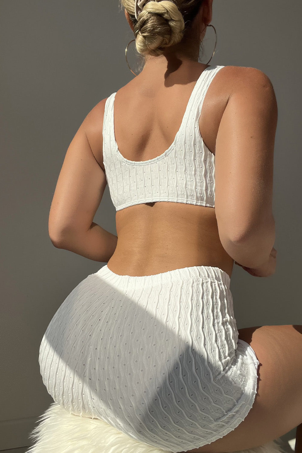 Bikini blanc à cordon texturé et short de bain avec œillets
