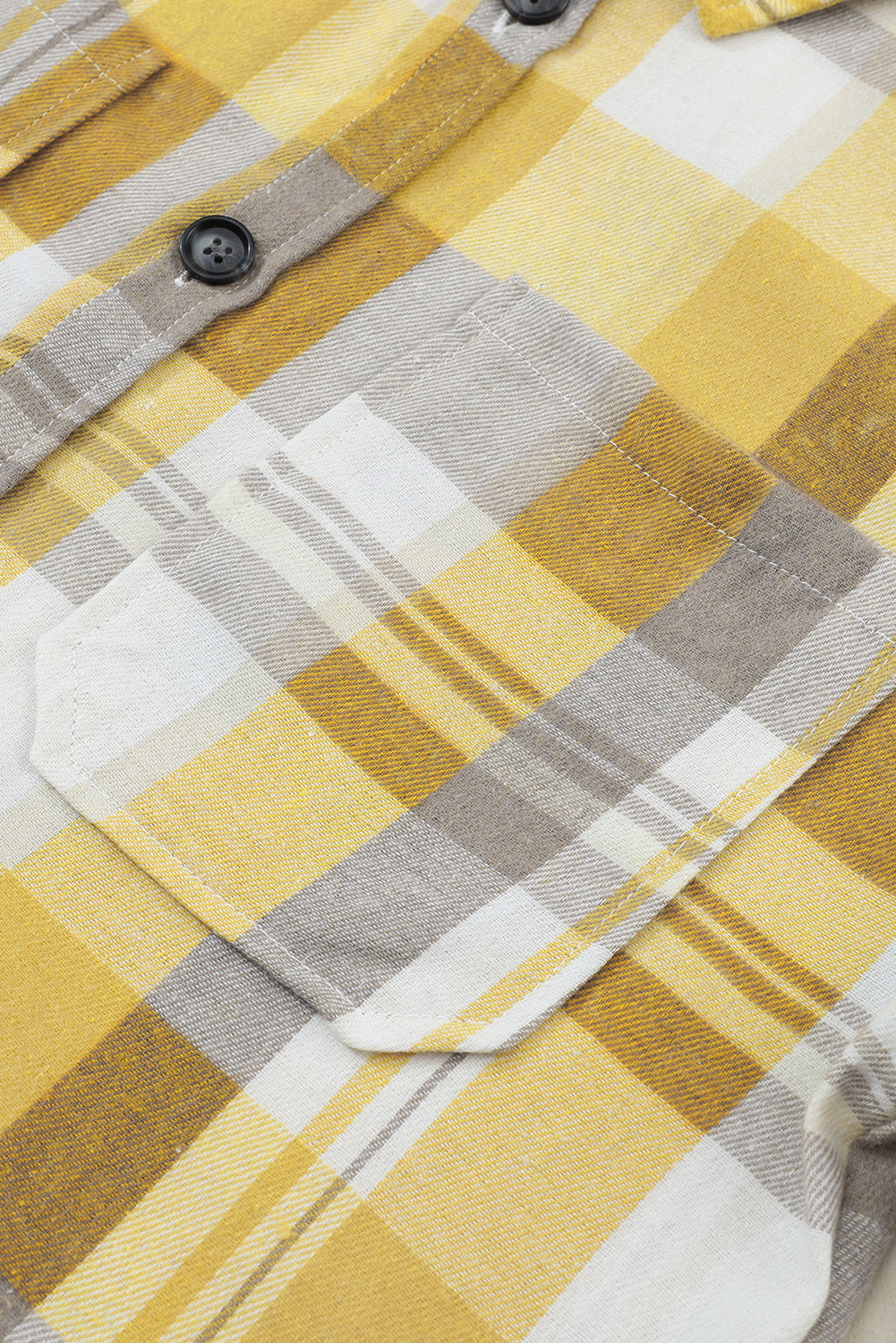 Gelb kariertes Hemd mit aufgesetzten Taschen und Knöpfen