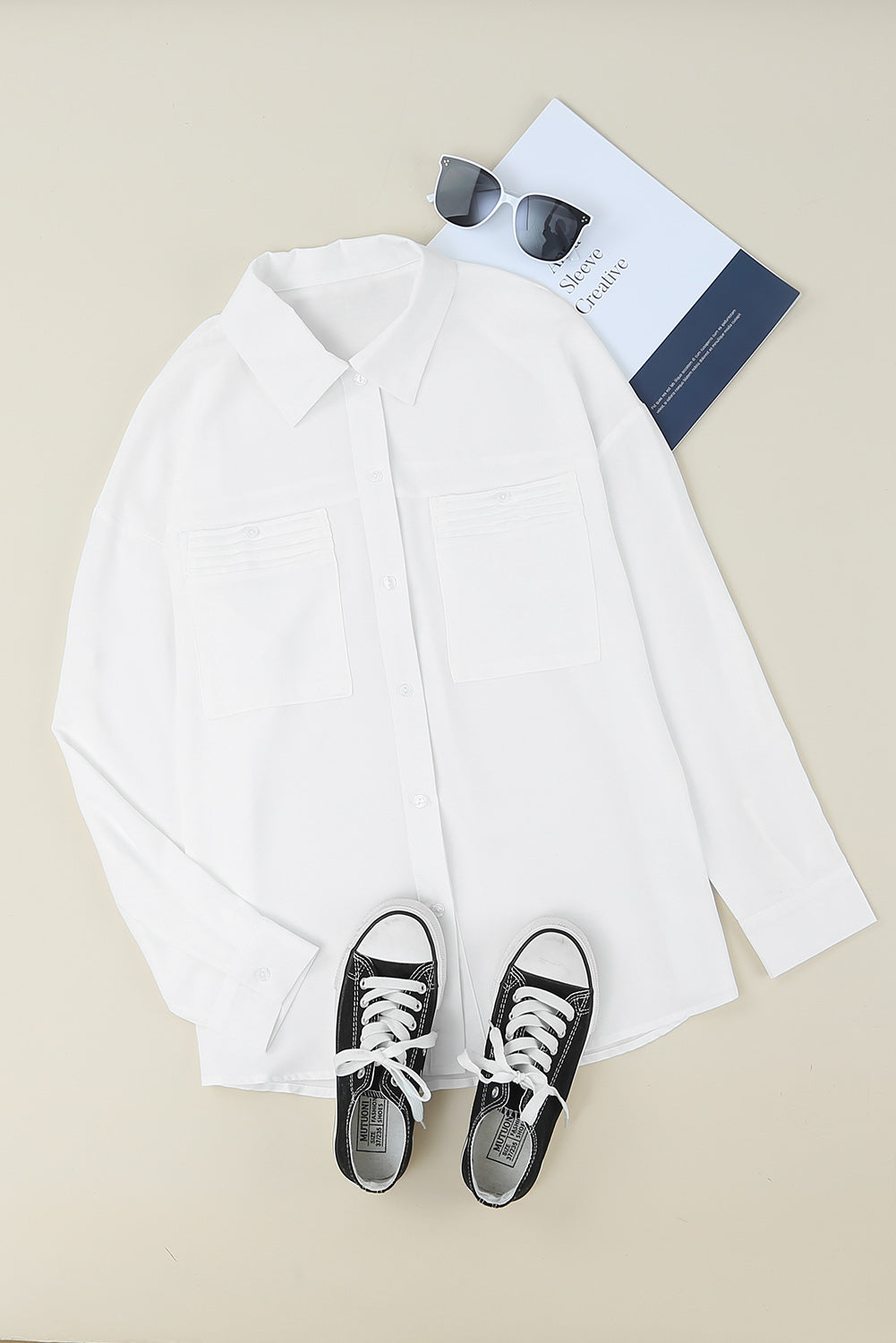 Bela enobarvna srajca z dolgimi rokavi in ​​gumbi