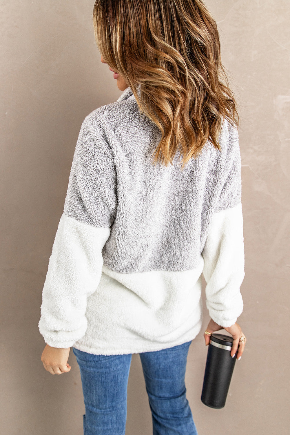 Sivi pahuljasti pulover od flisa s patentnim izrezom