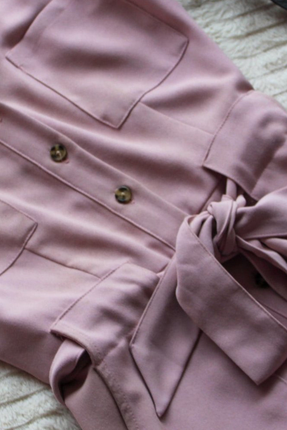 Rožnat skrajšan kombinezon brez rokavov z gumbi in pasom
