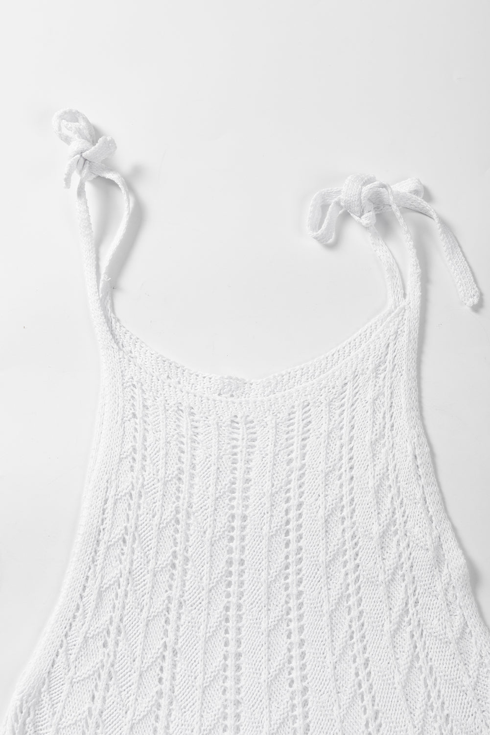 Gilet tricoté à œillets texturés à rayures blanches et bretelles à nouer