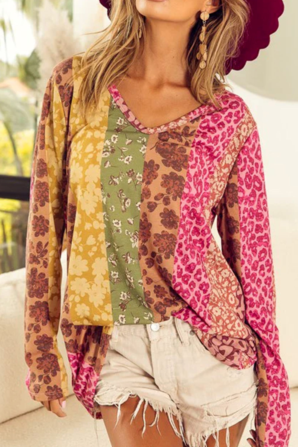 T-shirt a maniche lunghe con scollo a V e stampa mista leopardata floreale multicolore