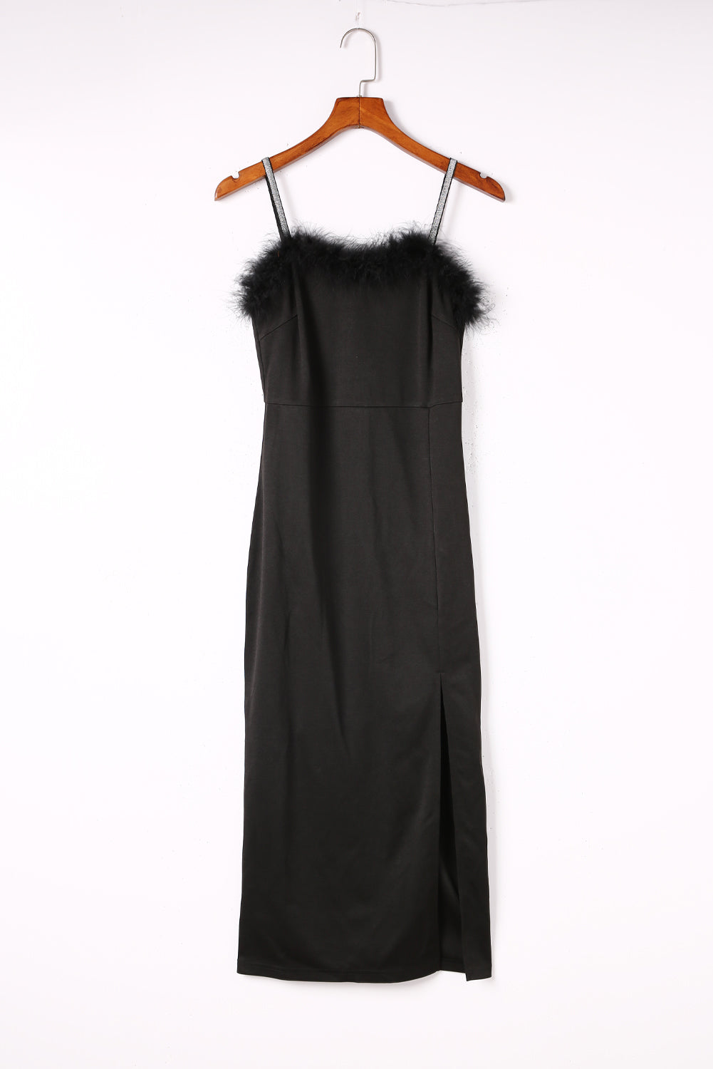 Črna midi obleka z naramnicami, obrobo s perjem in z razporkom