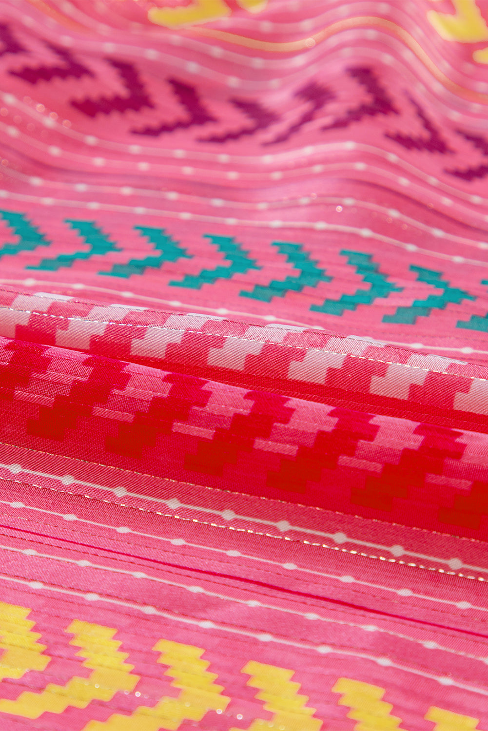 Rožnata dolga obleka z zavihkom v zahodu, s potiskanimi resicami in zavihkom z v-izrezom