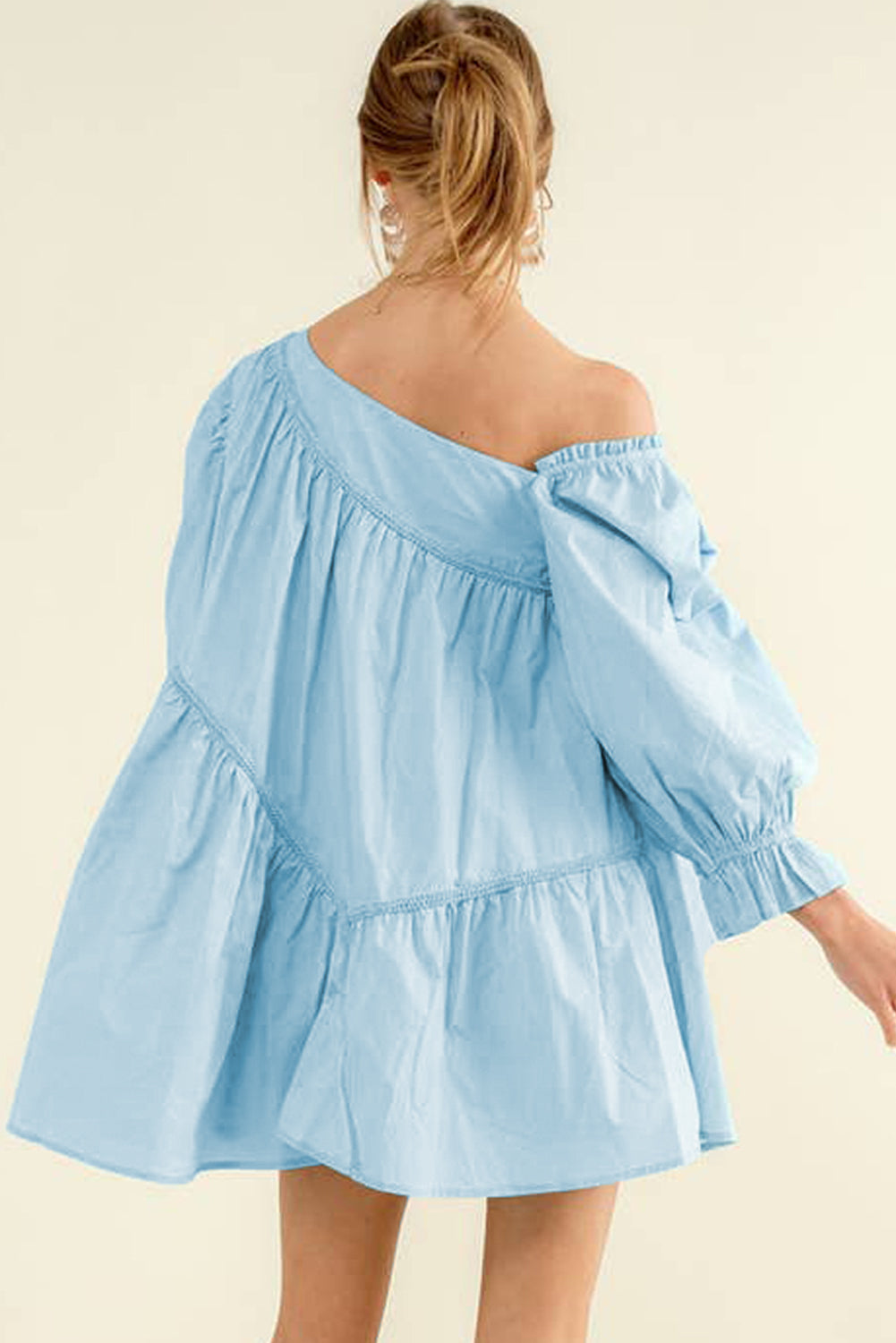 Nebesko plava izvrsna obrubljena asimetrična spuštena mini haljina s puf rukavima