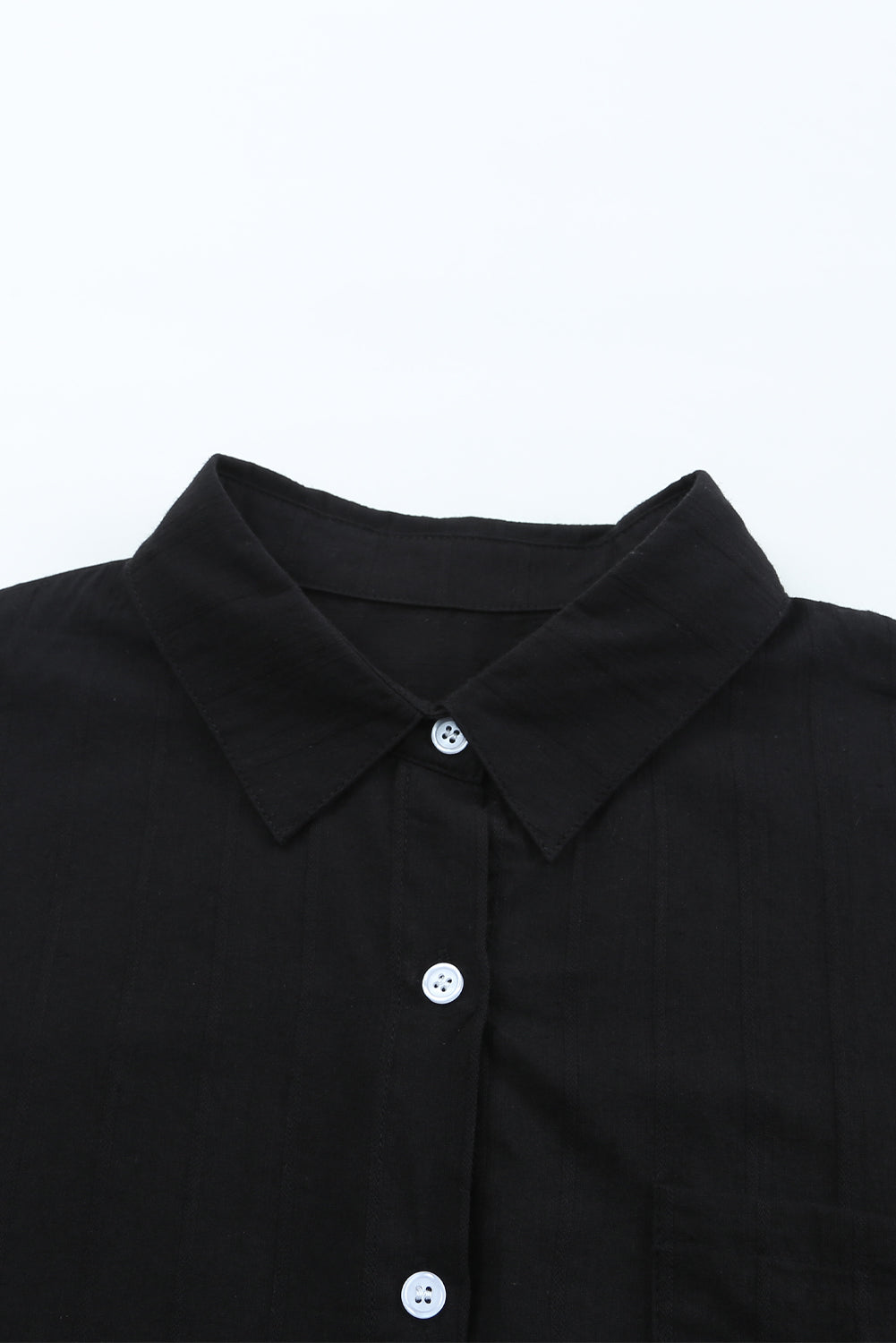 Črna srajca z dolgimi rokavi z žepi in teksturo