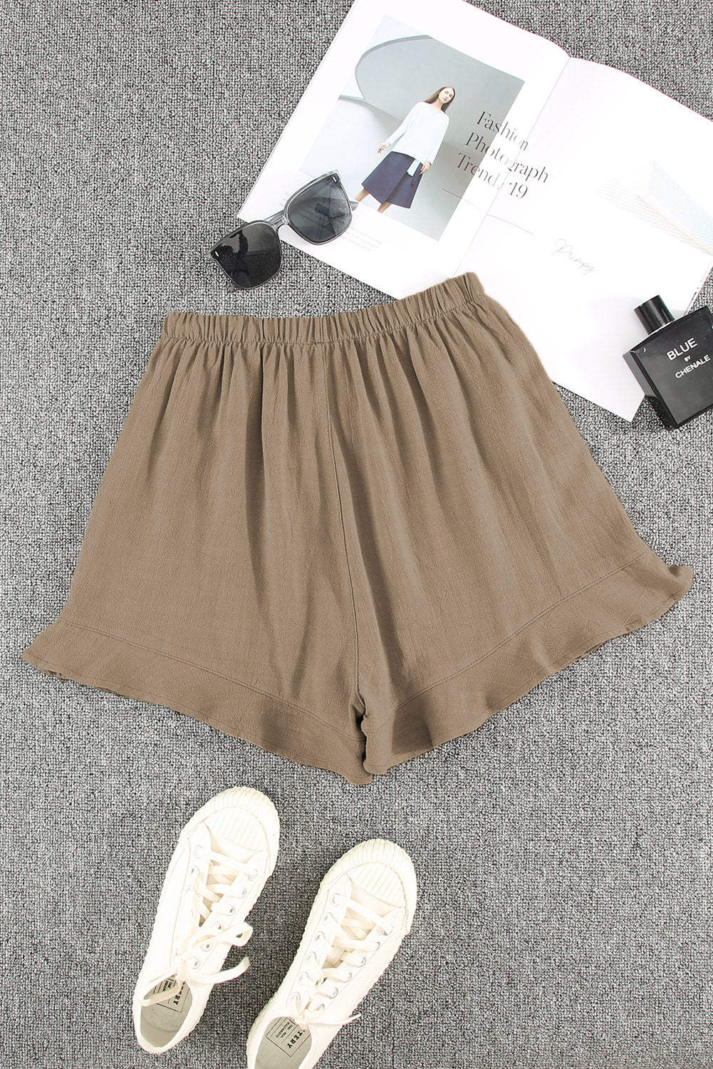 Khakifarbene Rüschenshorts mit hoher Taille und Taschen