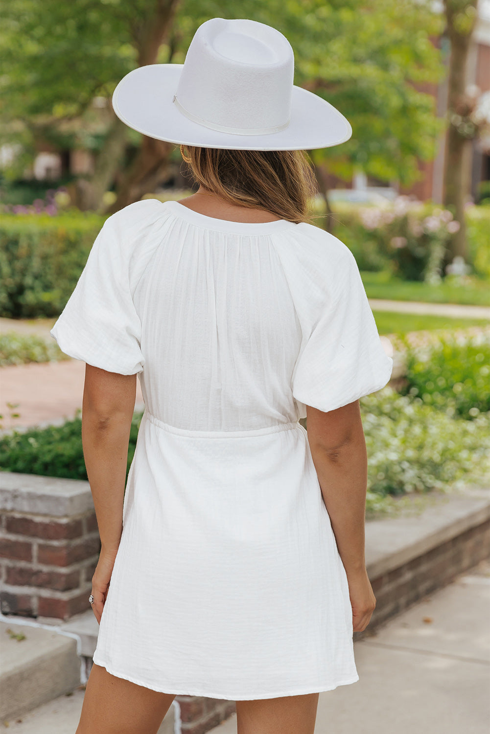 Bijela haljina-košulja s puf rukavima s uzicom i džepovima