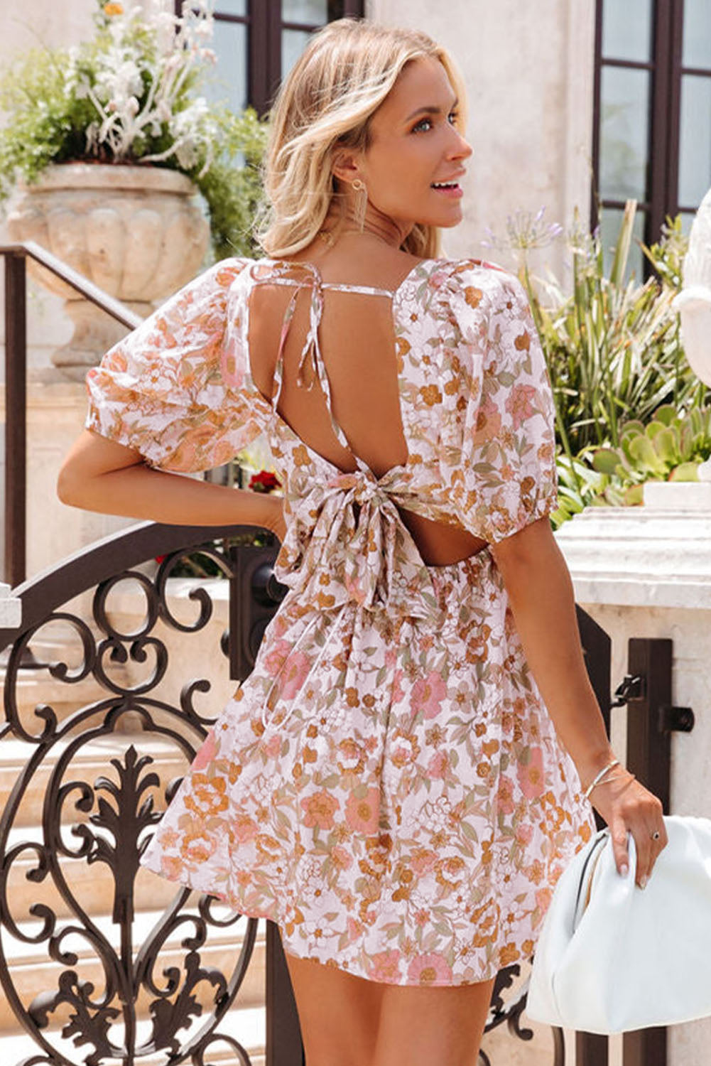 Bela mini obleka brez hrbta s kvadratnim izrezom in pentljo s cvetličnim potiskom