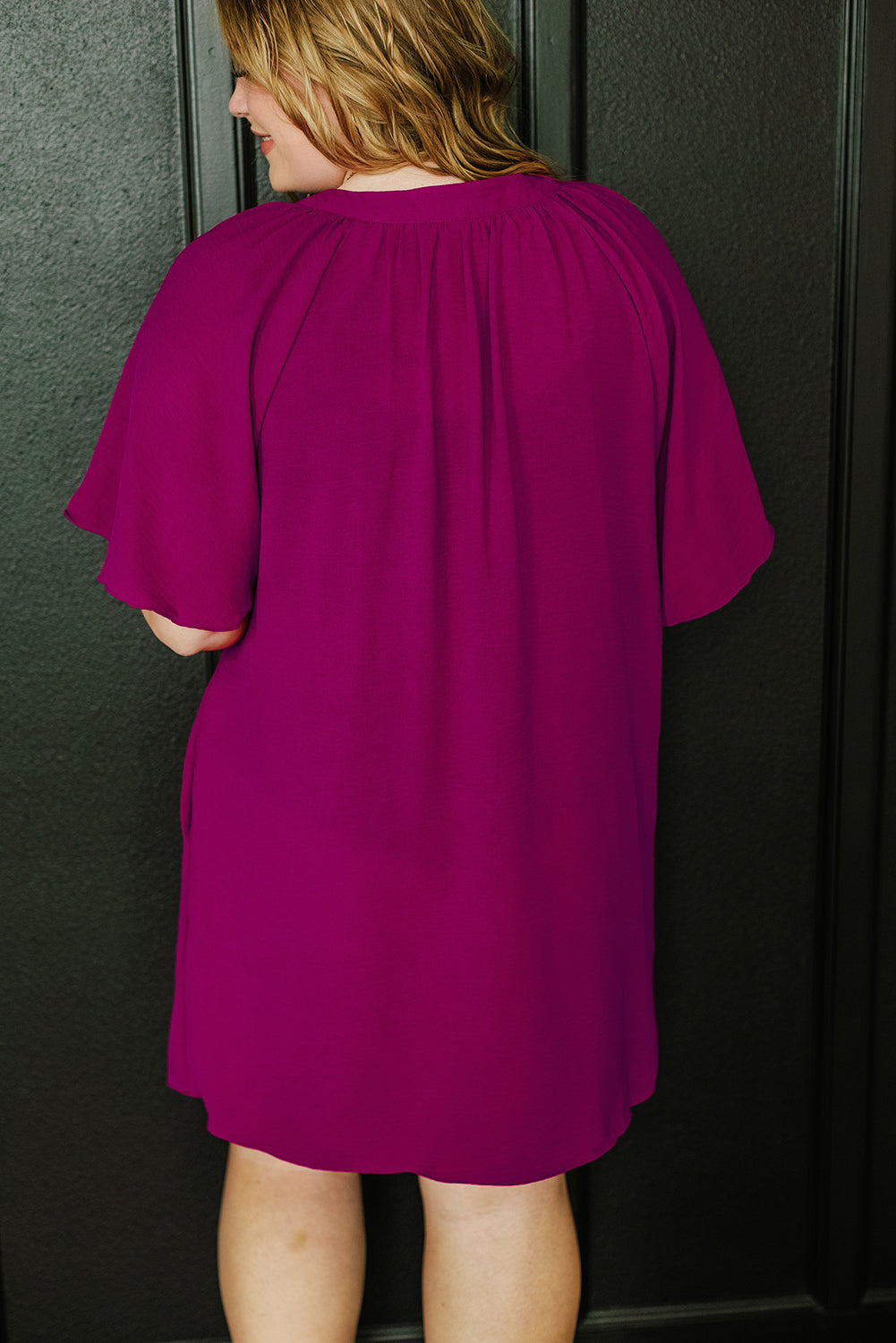 Rosarotes, plissiertes Kleid in Übergröße mit gekerbtem Ausschnitt und weiten Ärmeln