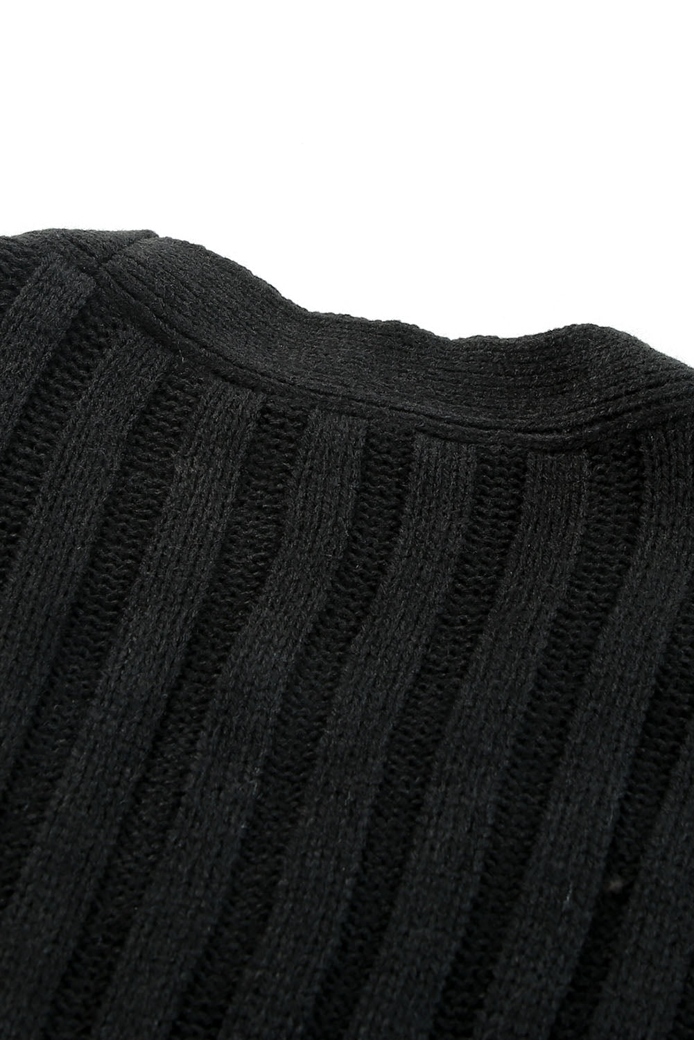 Črna pletena jopica z žepom in barvnim blokom