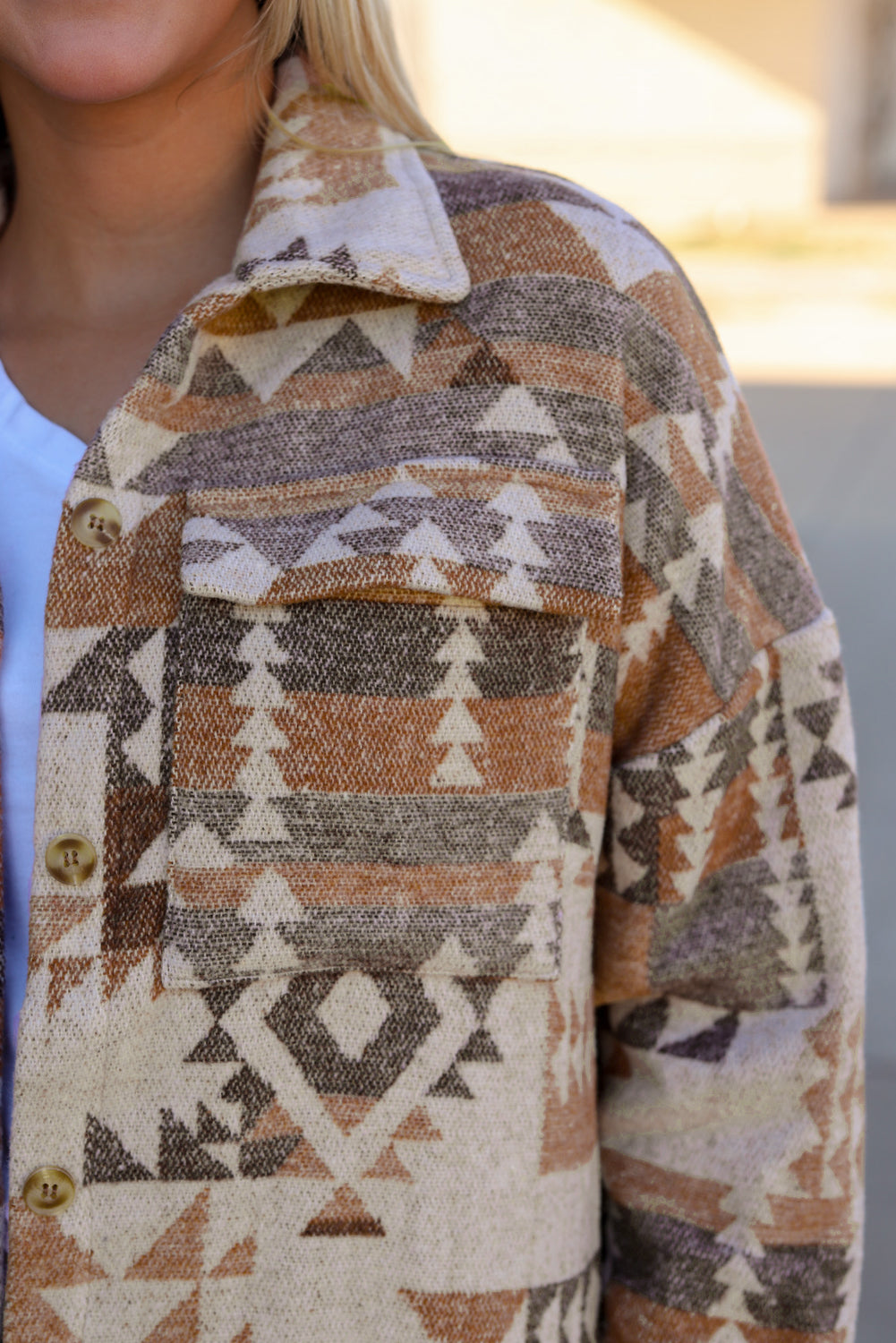Smeđa jakna s preklopom i kopčanjem s aztečkim uzorkom