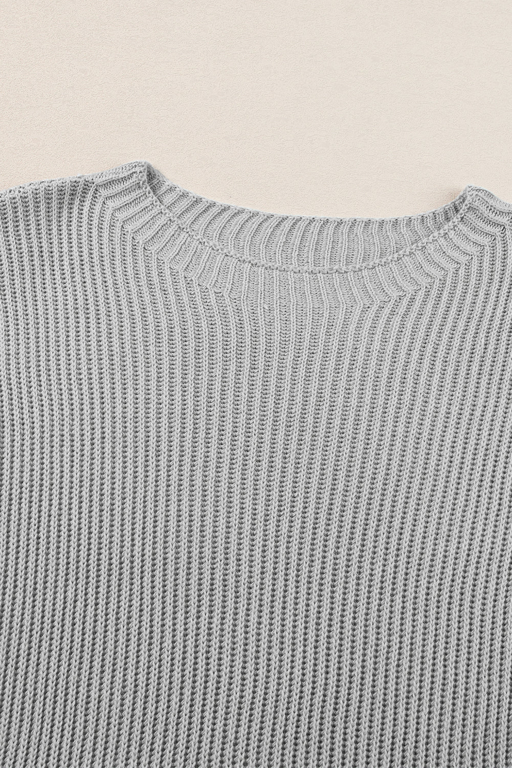 Sivi preveliki džemper kratkih rukava s bočnim prorezom