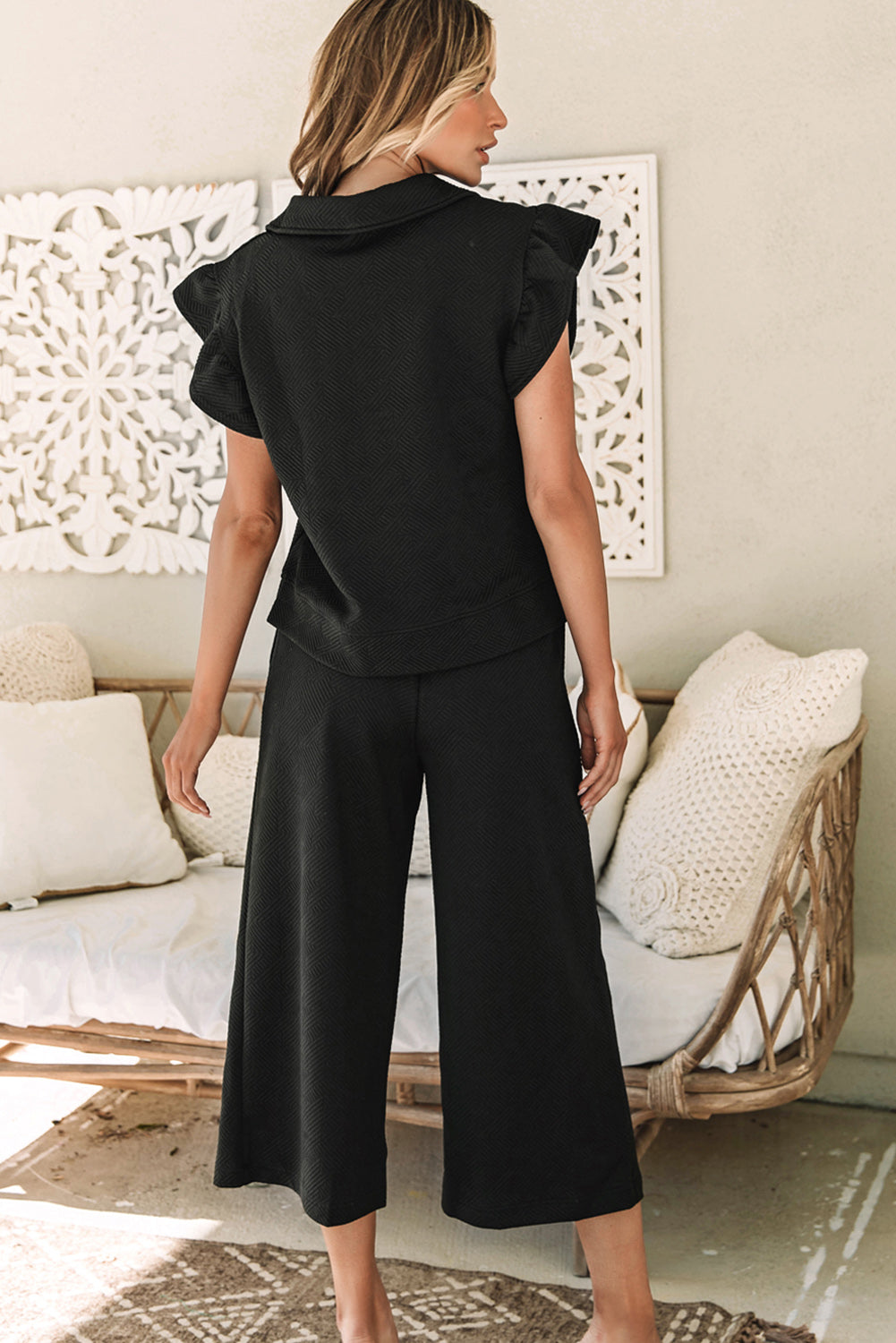 Noir Plus - Ensemble pantalon large avec haut à manches volantées et quart de fermeture éclair