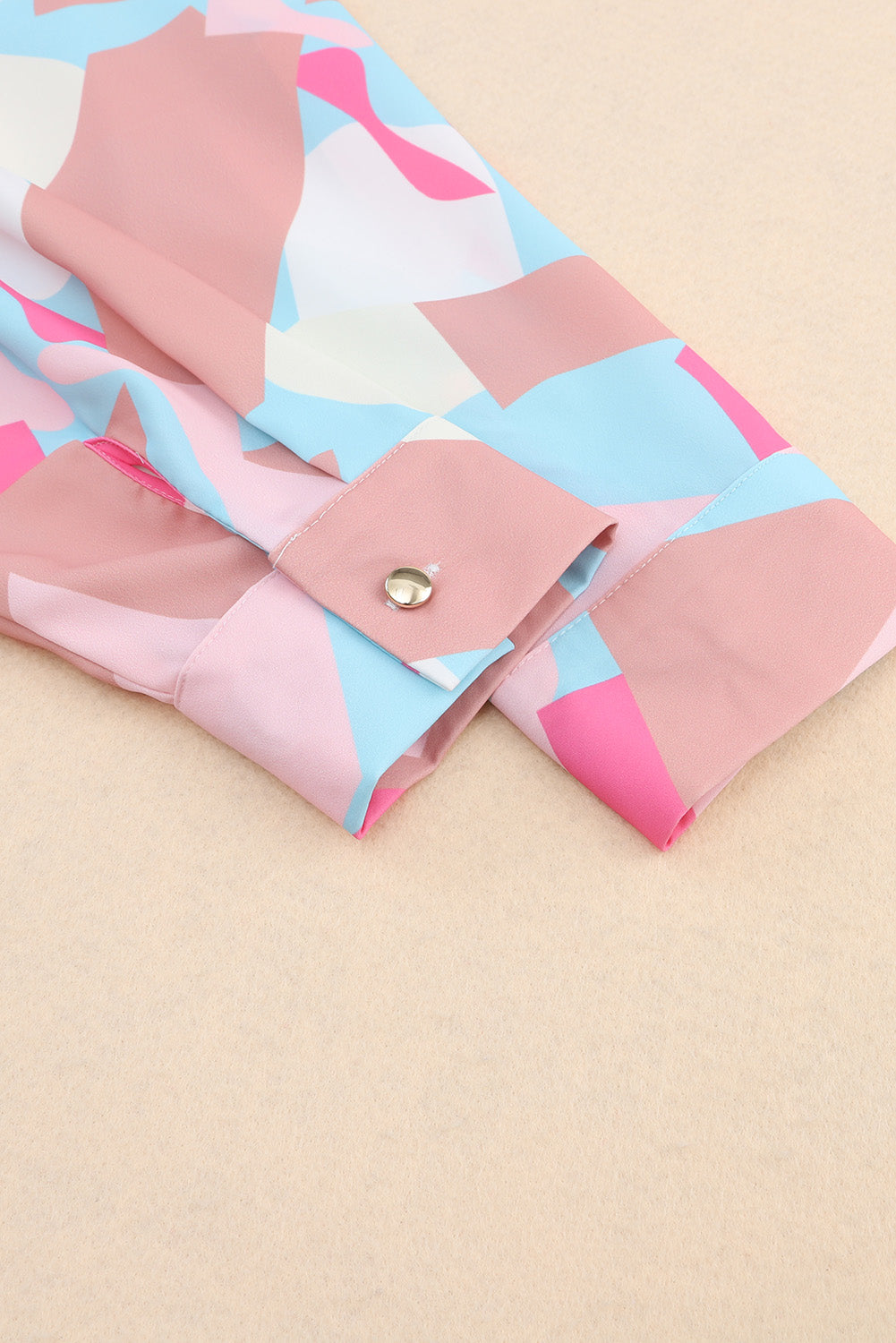 Rosa Hemd mit Rolllaschenärmeln und geometrischem Blockdruck