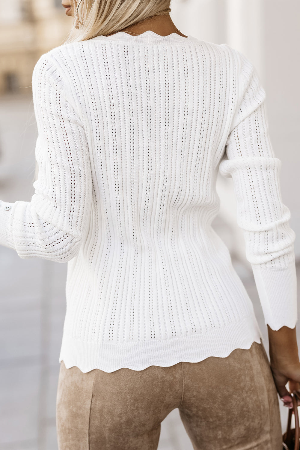 Weißer Slim-Fit-Pullover mit gewelltem Rand und gerippten Ösen