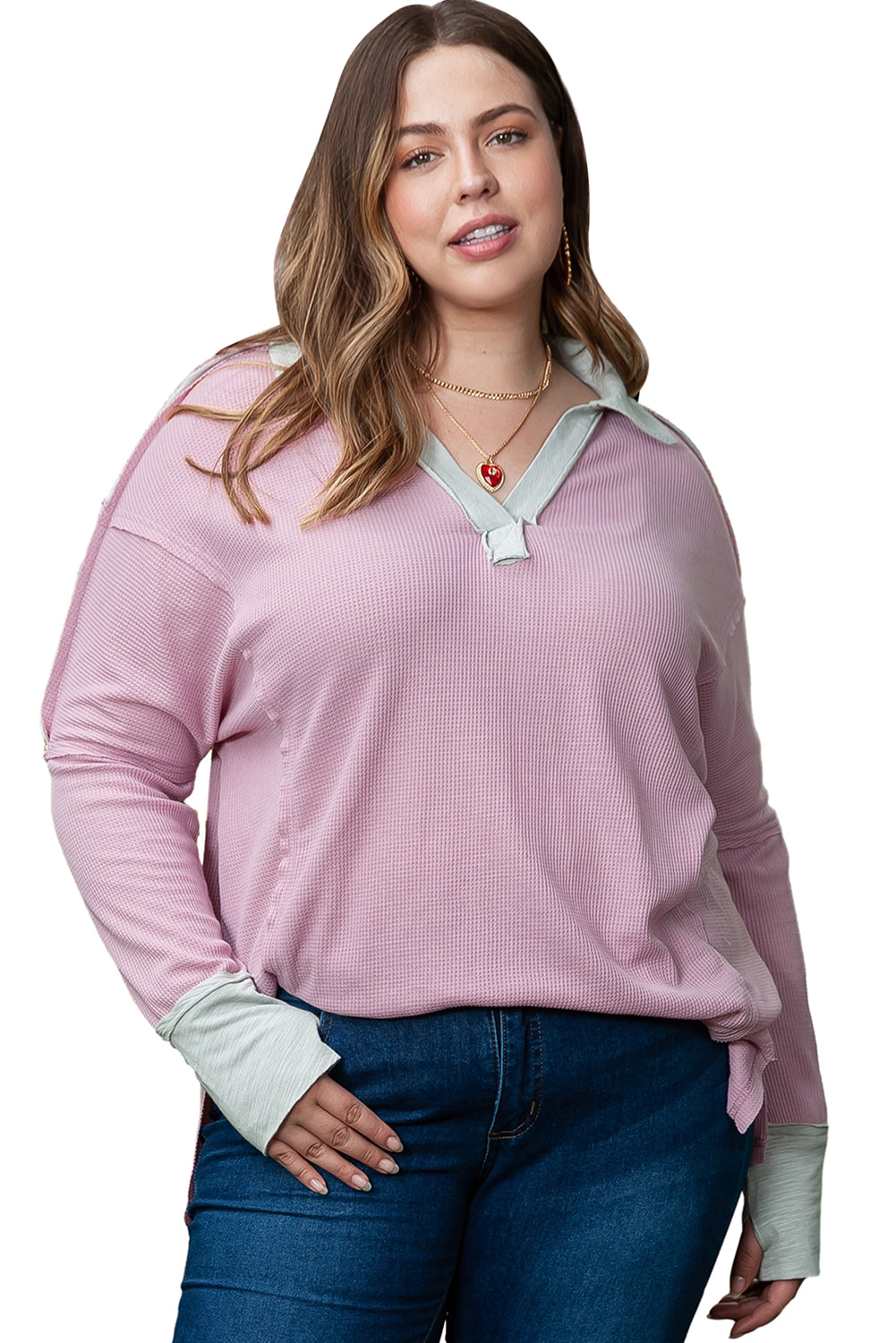 Rožnata pletena majica z izpostavljenimi šivi in ​​velikimi vaflji