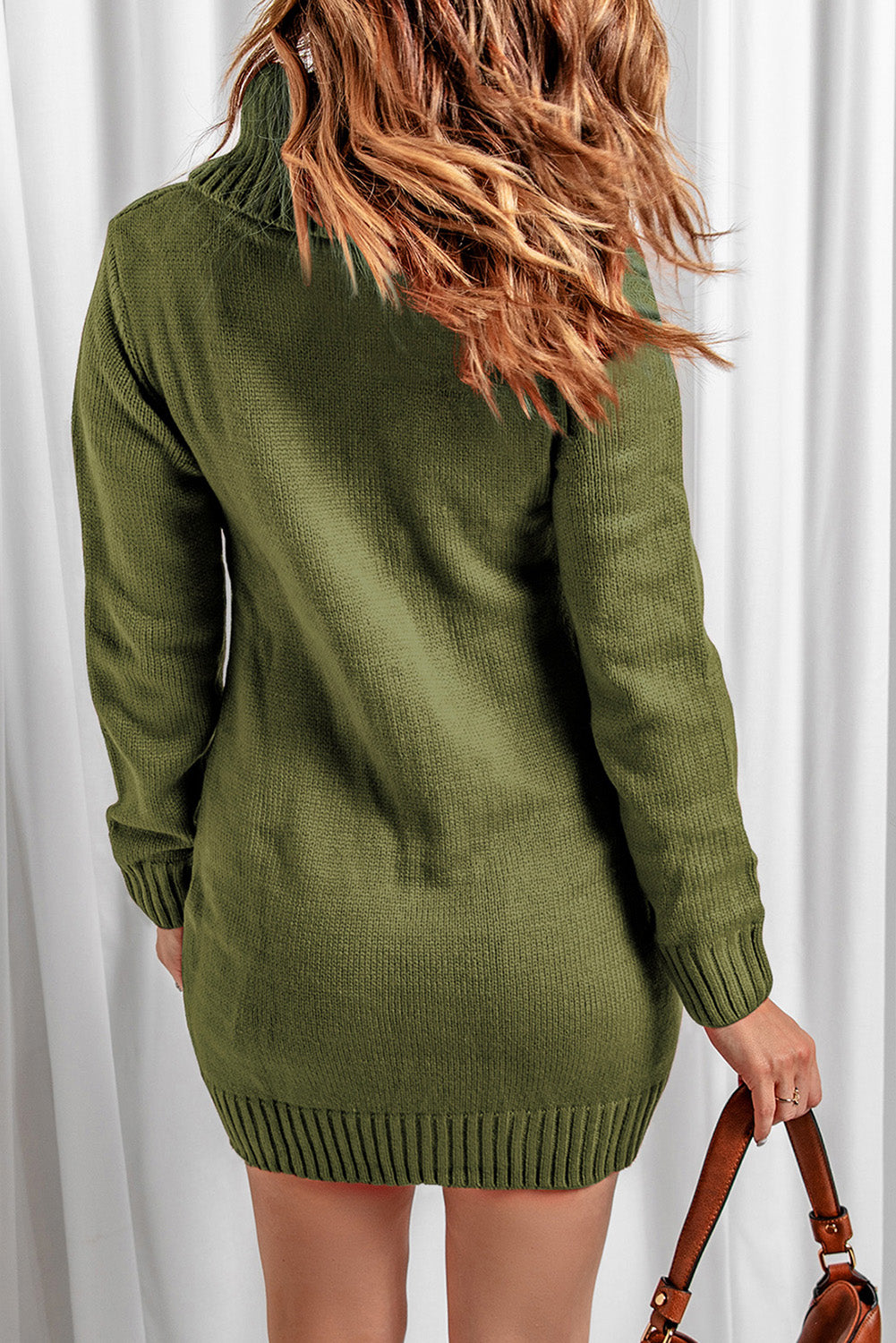 Olivgrünes Pulloverkleid mit Wasserfallausschnitt und Zopfmuster