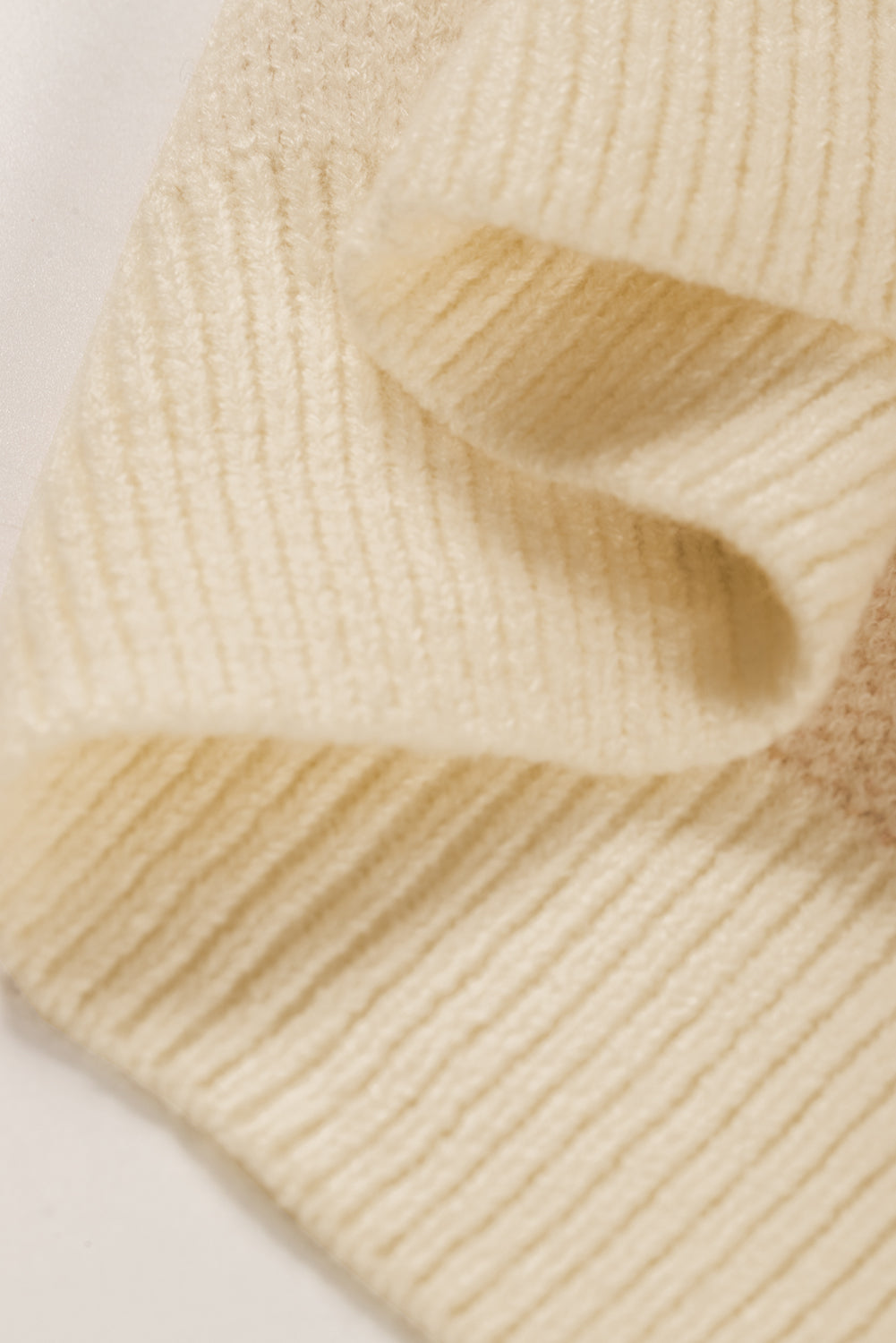 Khakifarbener, hochgeschlossener Pullover mit geripptem Rand und geometrischem Muster