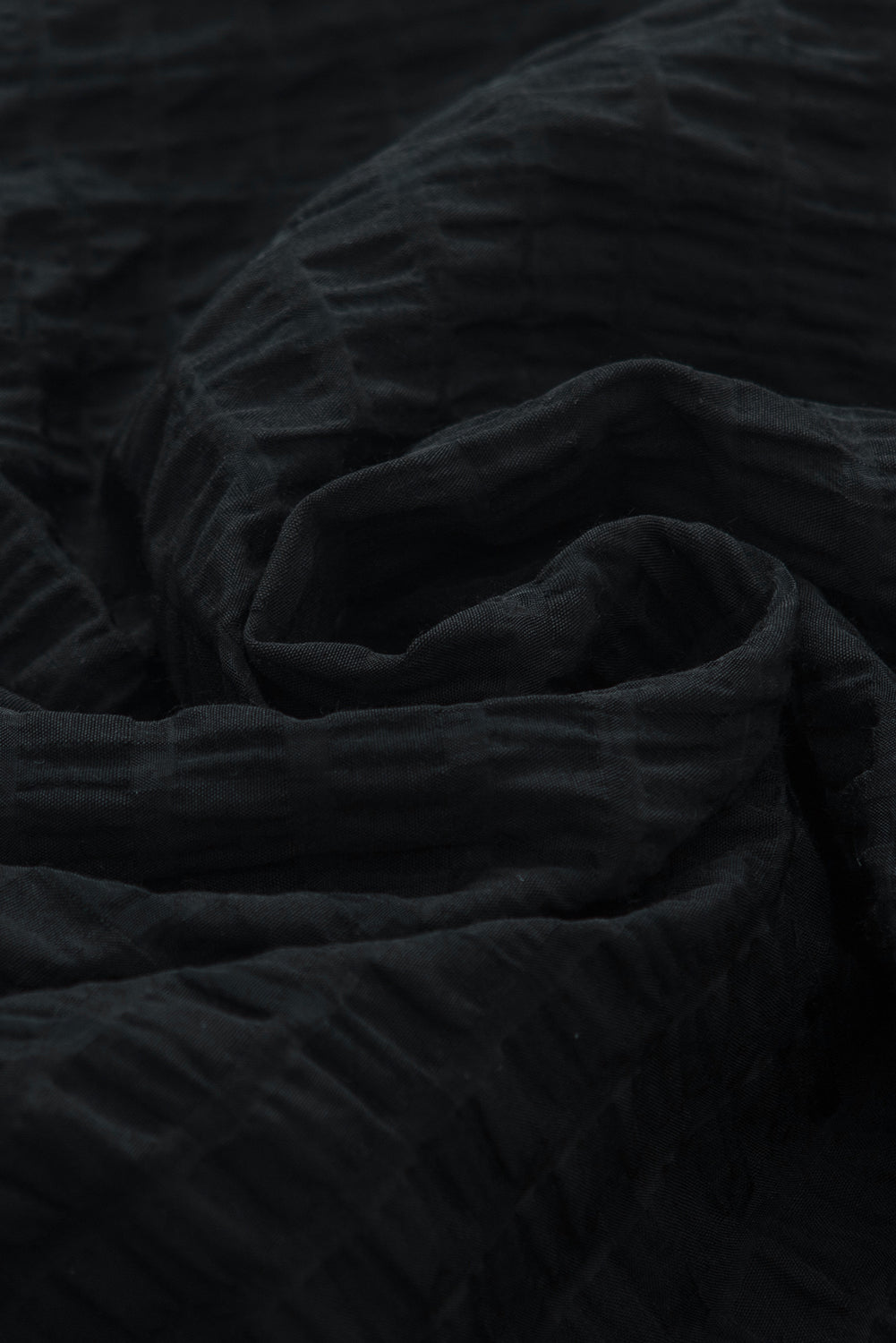 Crna bluza s rukavima s volanima i šupljom teksturom