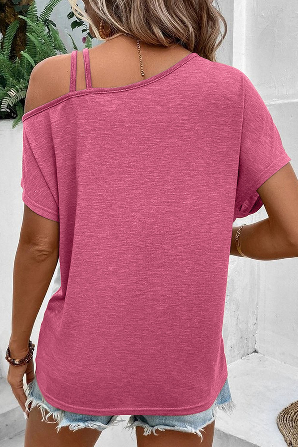 Asimetrična rožnata majica z zasukanim robom s trakovi in ​​hladnimi rameni