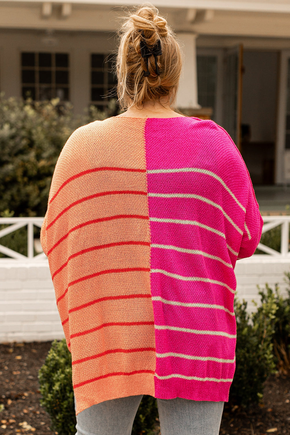 Rumen pleten pulover velikosti velikih barvnih blokov s črtastimi krpankami