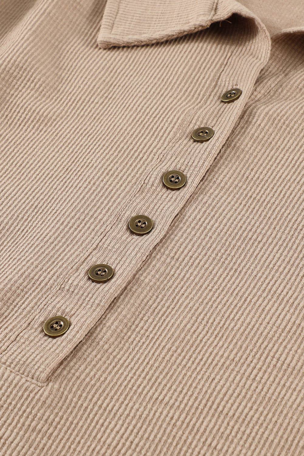 Khaki pleteni gornji dio s dugmadima sprijeda s otvorenim ovratnikom