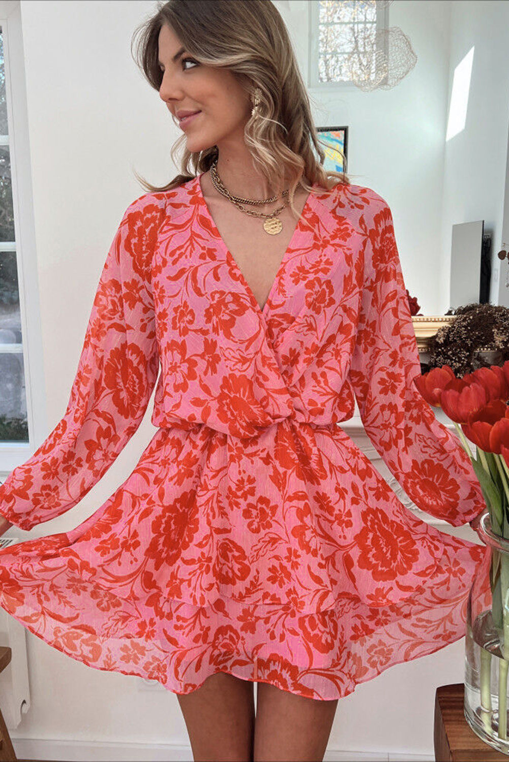 Vatreno crvena višeslojna haljina s puf rukavima s cvjetnim volanima