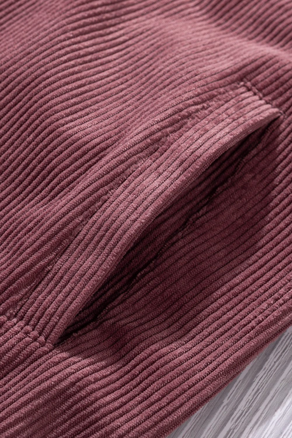 Vijolično ognjeno rdeča rebrasta teksturirana jakna z žepki