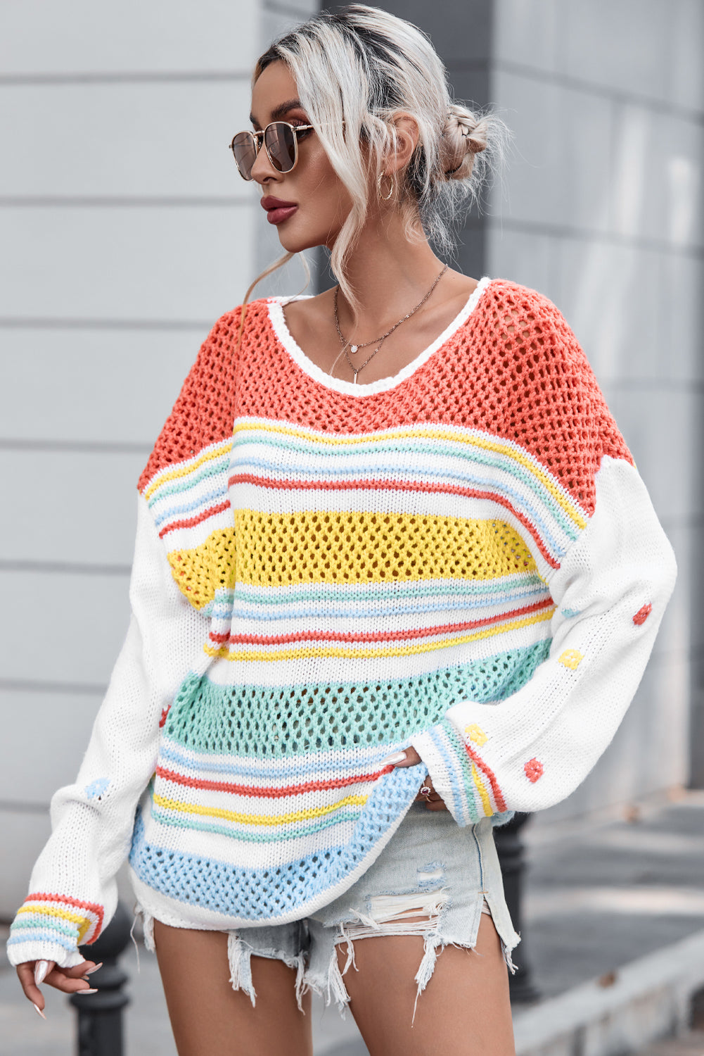 Višebojni šuplji prugasti pleteni pulover s kontrastnim rukavima