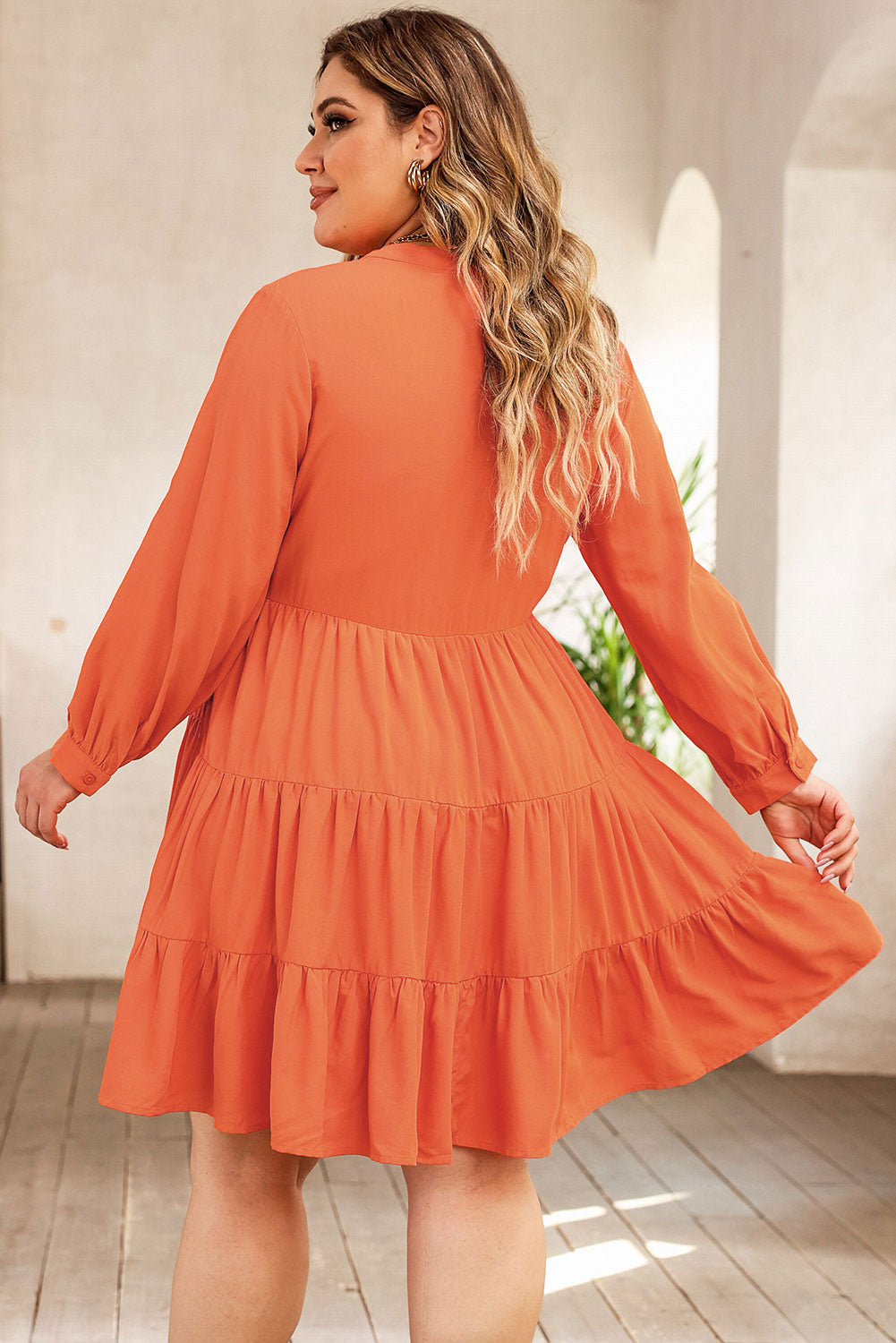 Orangefarbenes, besticktes, gestuftes Rüschenkleid in Übergröße