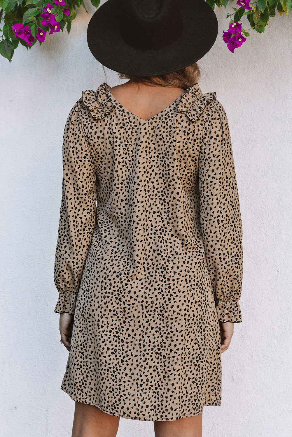Kaki obleka z leopardjim volančkom in v-izrezom