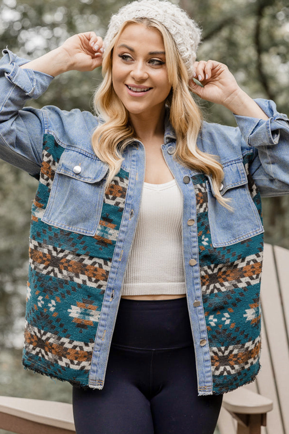 Blaue Jeansjacke mit Azteken-Print