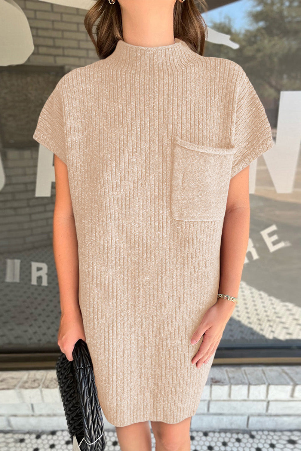 Haferflockenfarbenes Pulloverkleid aus geripptem Strick mit aufgesetzten Taschen und kurzen Ärmeln
