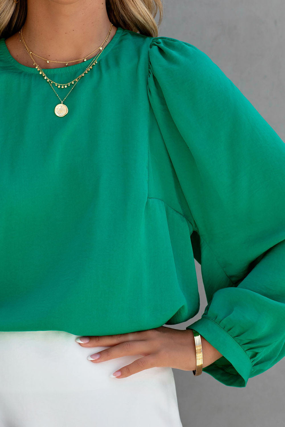 Zelena satenasta bluza z dolgimi rokavi in ​​okroglim izrezom