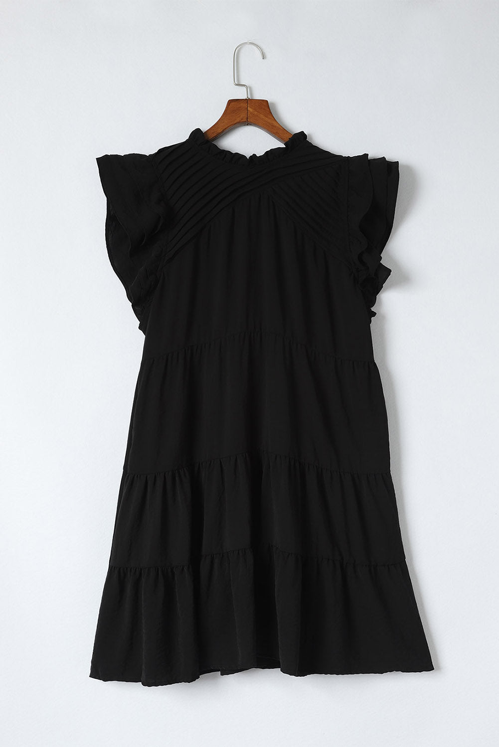 Schwarzes, plissiertes, gestuftes Minikleid mit Rüschen und Flatterärmeln