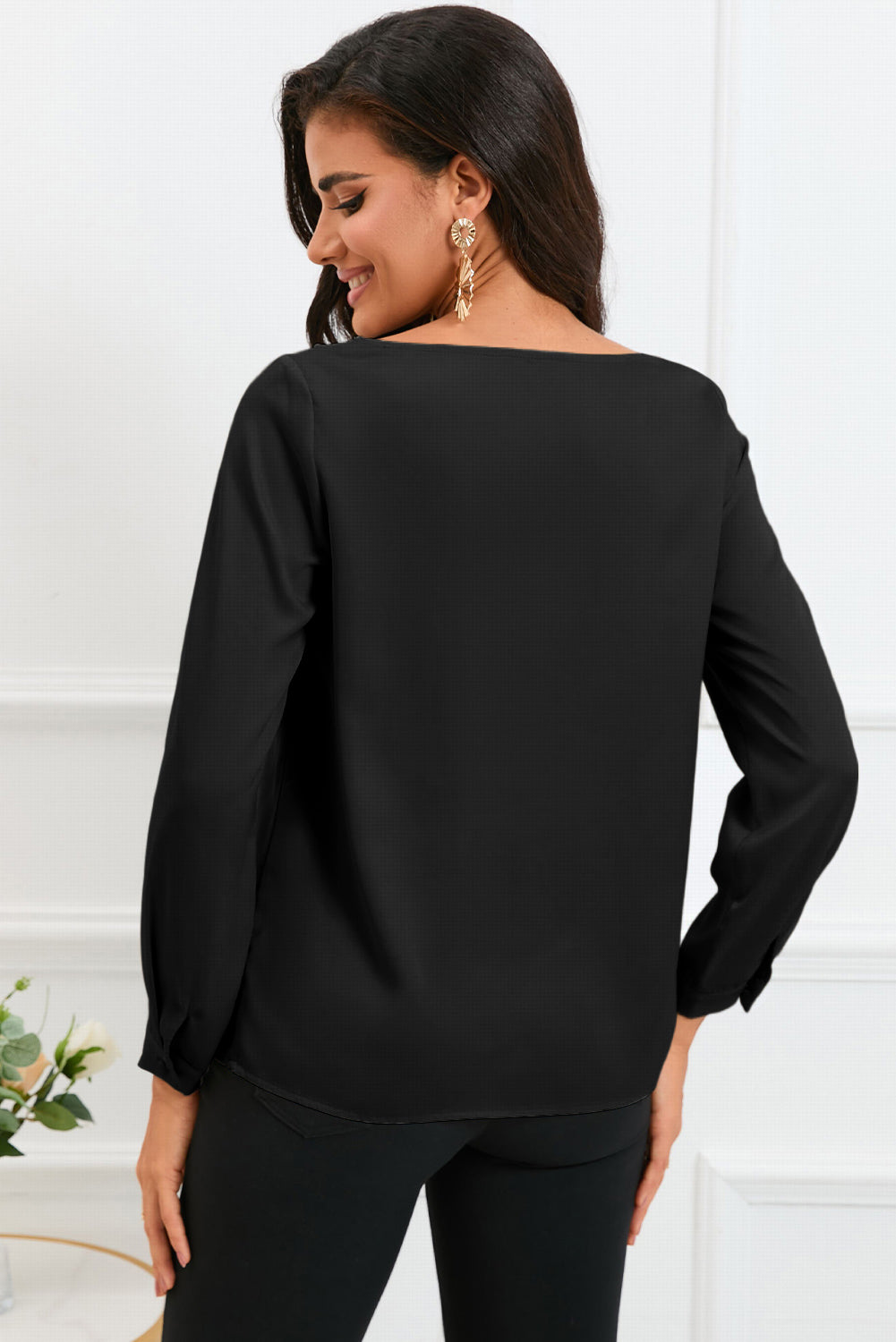 Črna enobarvna satenasta bluza z dolgimi rokavi, asimetričnim v-izrezom