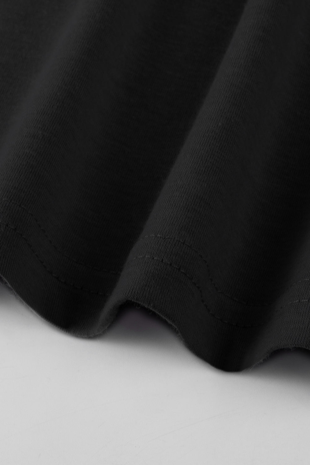 Crna jednobojna majica uskog kroja s V izrezom
