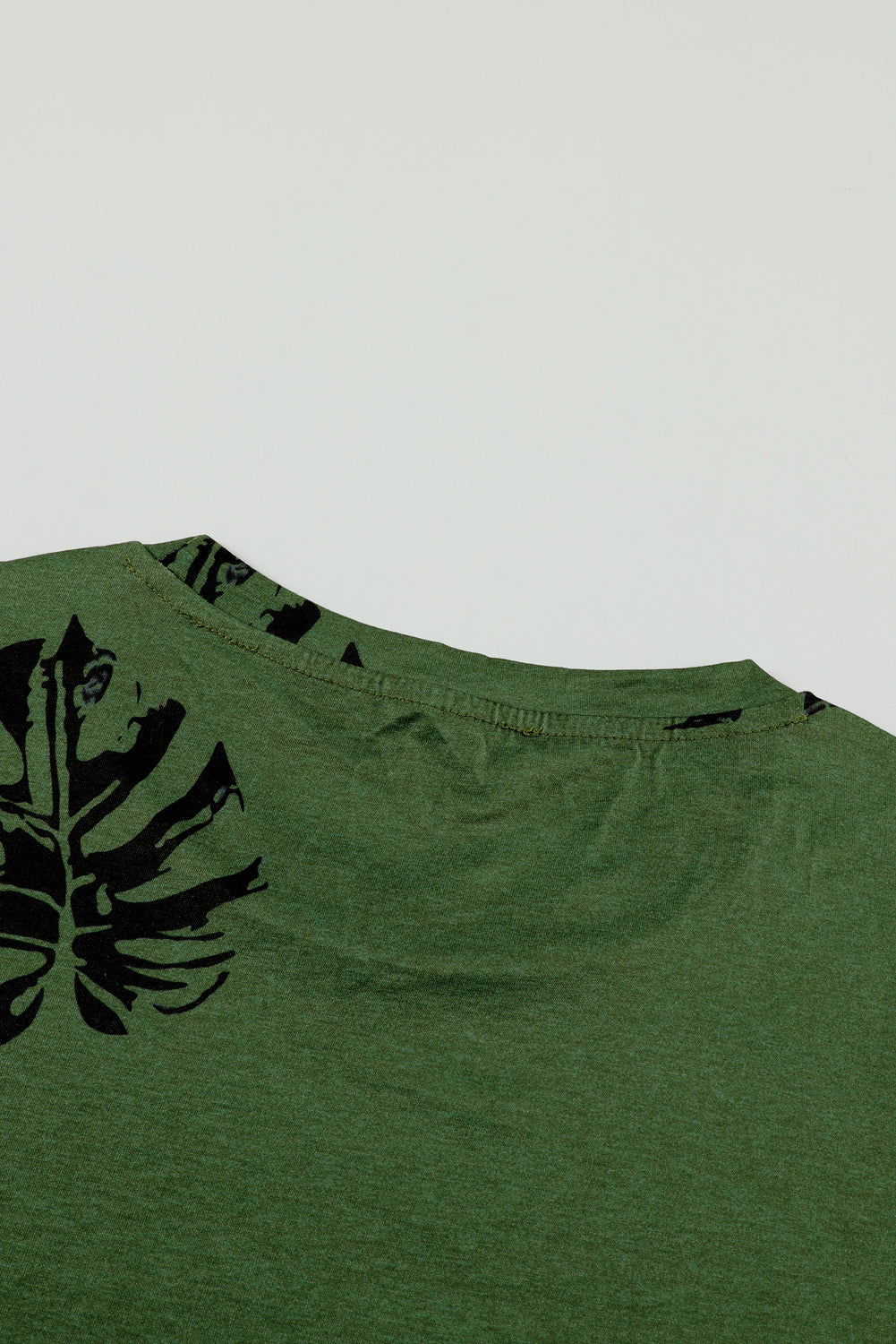 T-shirt verde girocollo con stampa di piante tropicali
