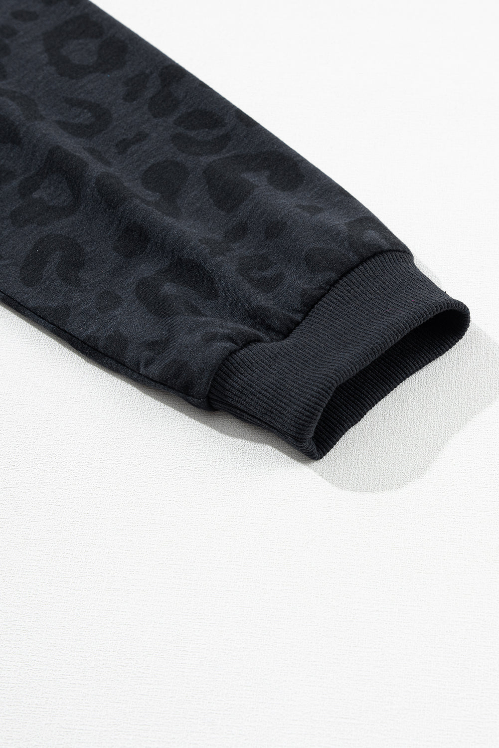 Dvodelni komplet kratkih hlač iz sivega leoparda z dolgimi rokavi in ​​satenasto kravato