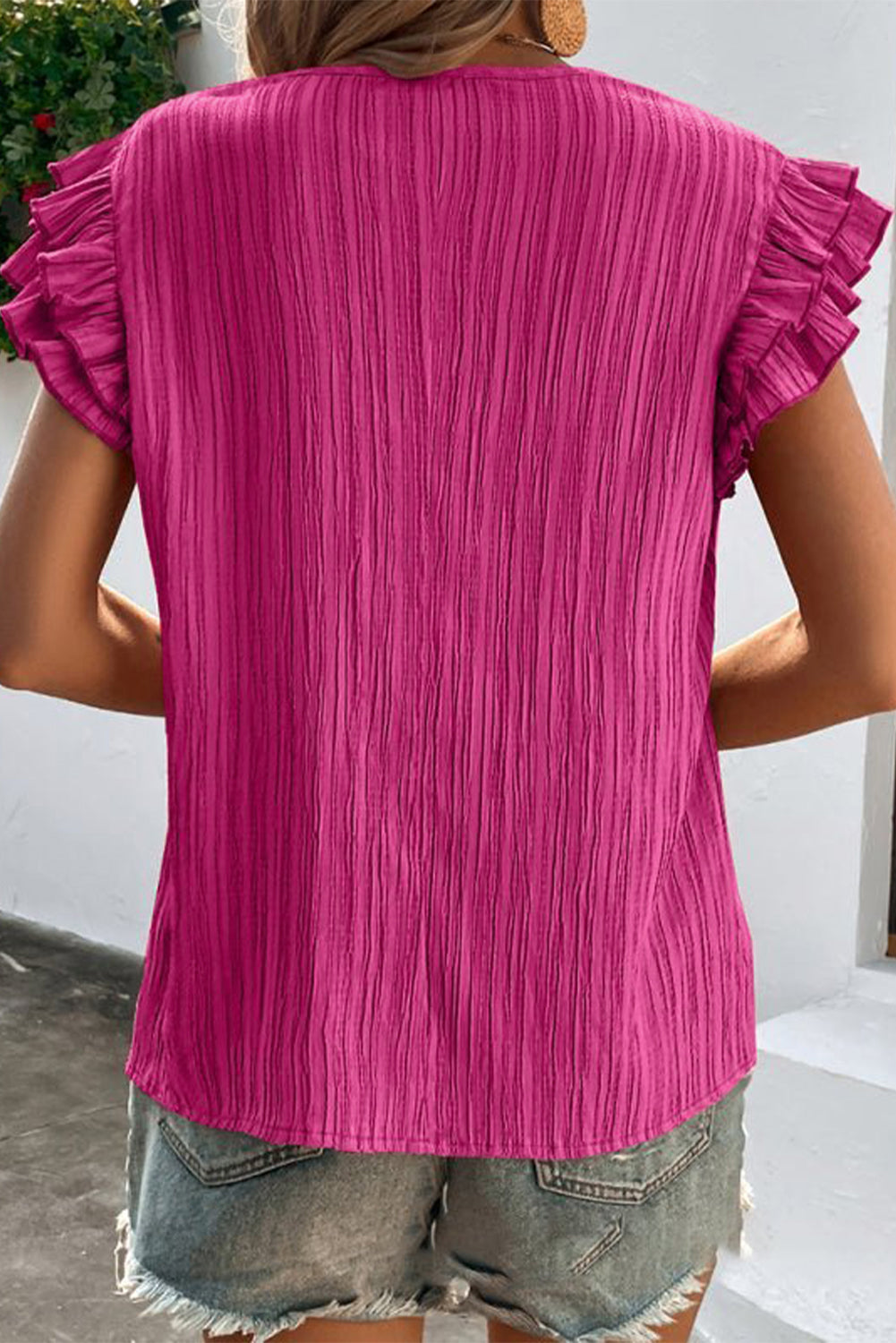 Rožnato rdeča teksturirana majica z naborkanimi rokavi z V izrezom