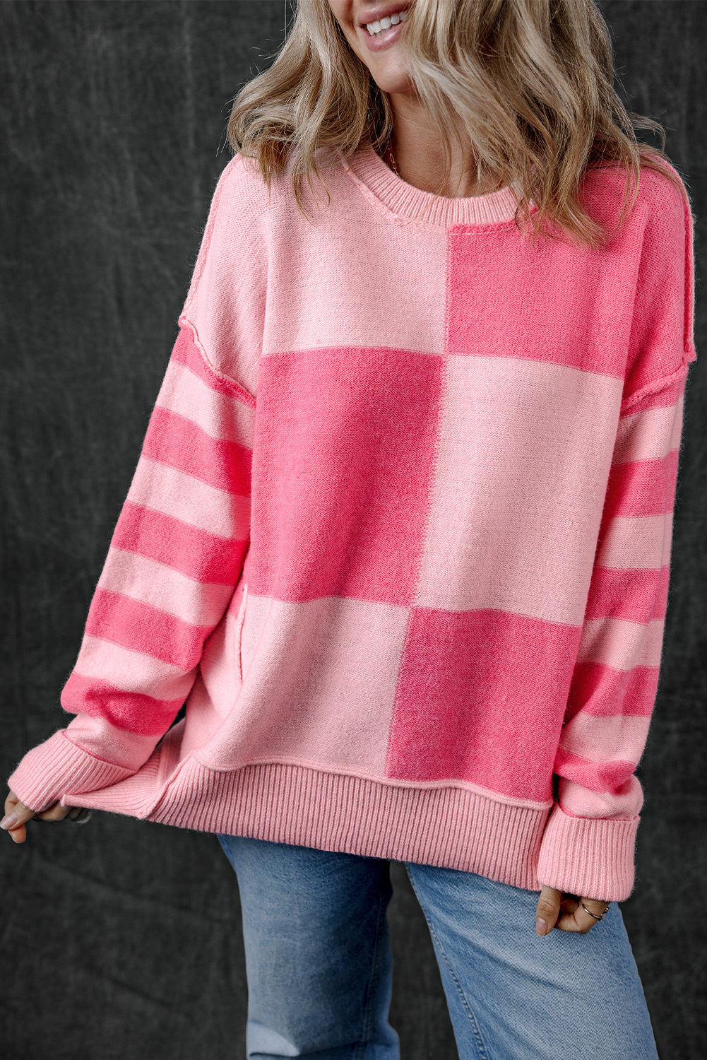 Maglione sciolto alto basso a righe color block a quadretti rosa