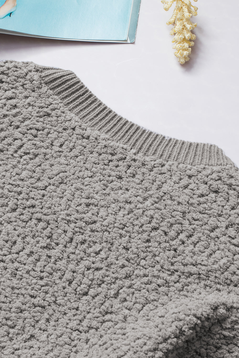 Pull gris en tricot pop-corn à double poches et bordures côtelées