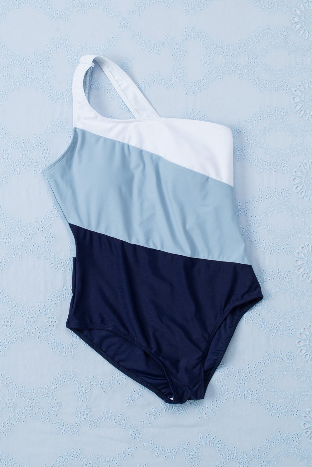 Himmelblauer Farbblock-One-Shoulder-Backless-Einteiler-Badeanzug