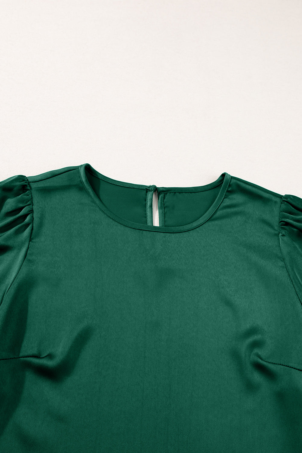 Schwarzgrüne, einfarbige Satin-Bluse mit Schlüsselloch-Rückseite und weiten Ärmeln