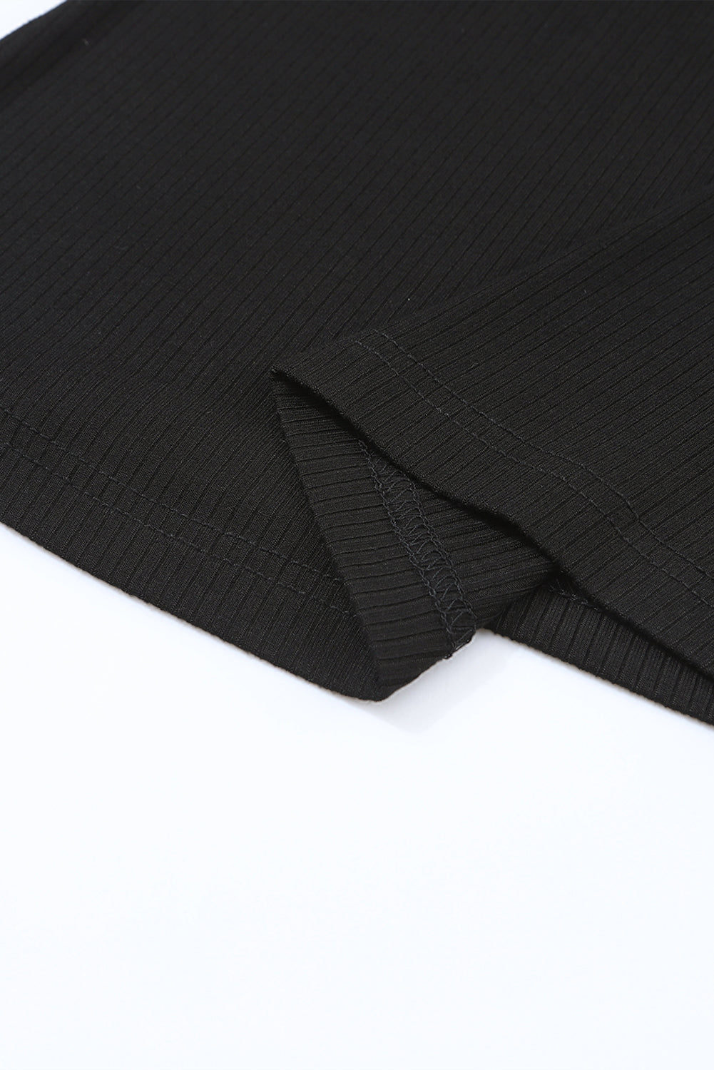 Črna pletena majica z napihnjenimi rokavi v obliki črne rože