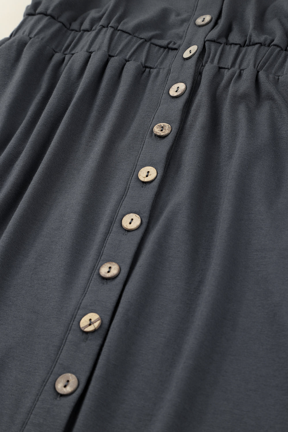 Robe grise boutonnée taille haute à manches longues