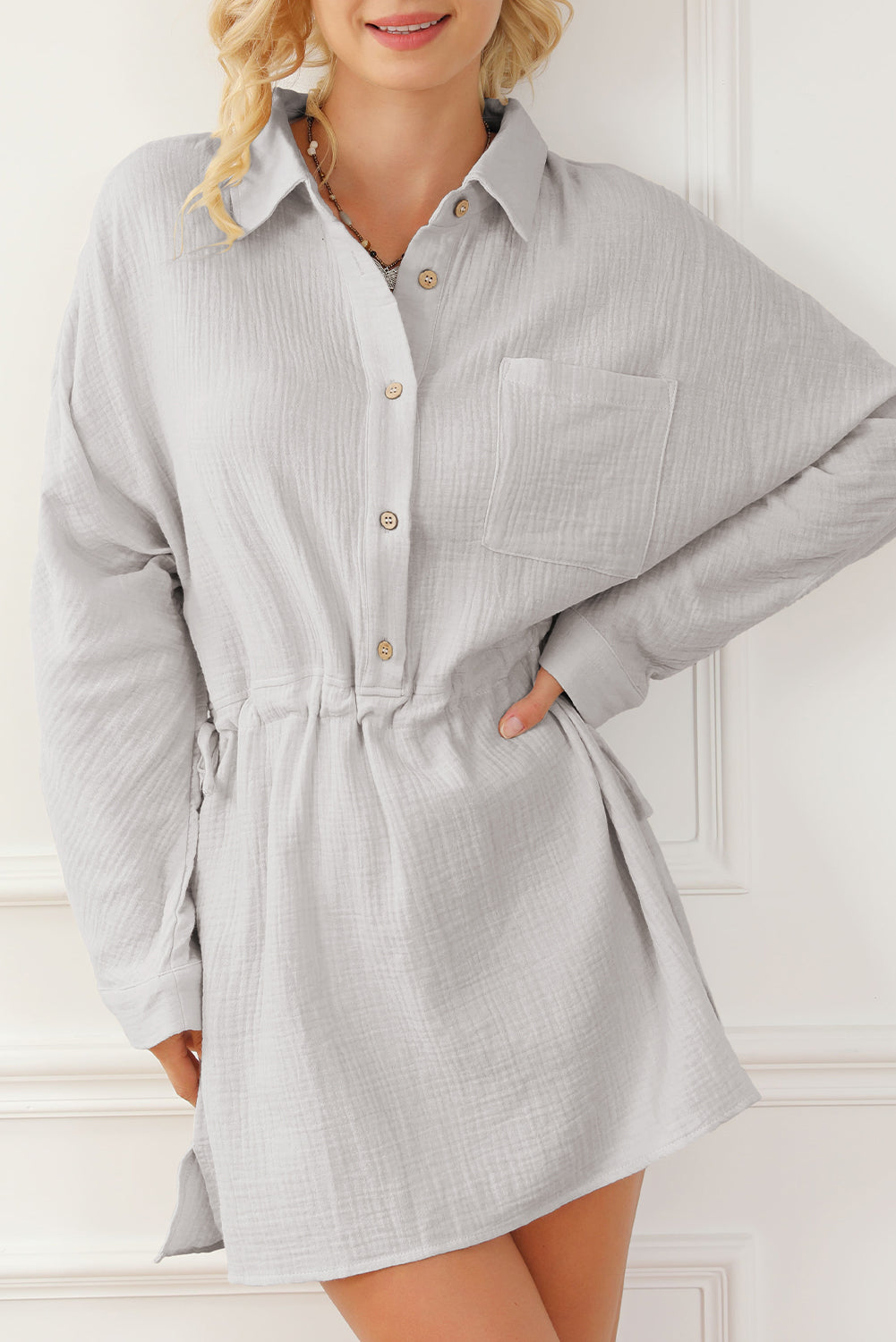 Robe texturée grise à manches retroussées et boutonnée avec cordon de serrage